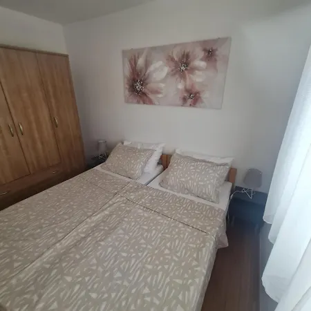 Elena With Free Parking And Terrace 아파트